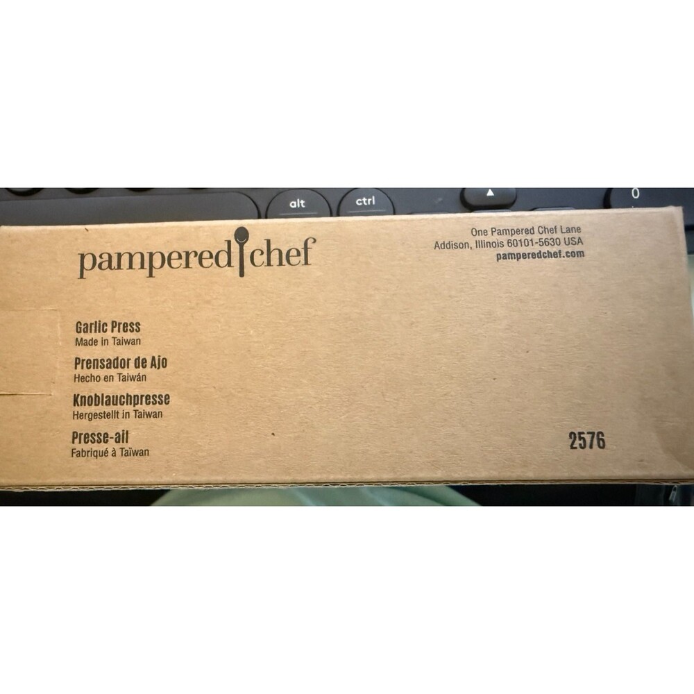 Pampered Chef Garlic Press With Cleaning Tool New In Box and Sealed - Picture 2 of 3